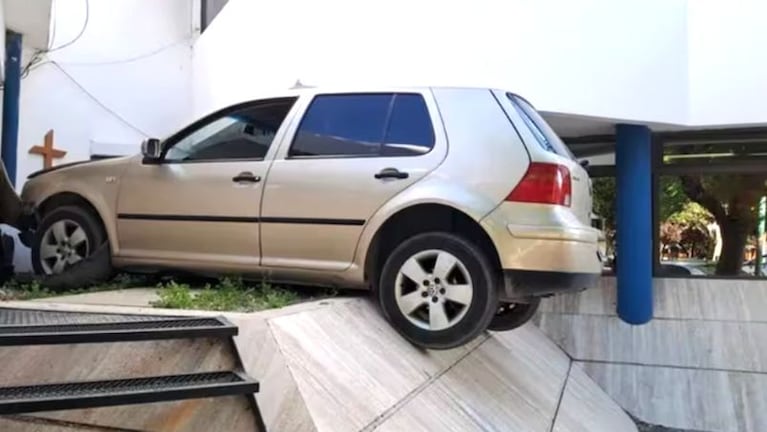 El auto quedó incrustado en la comisaría.